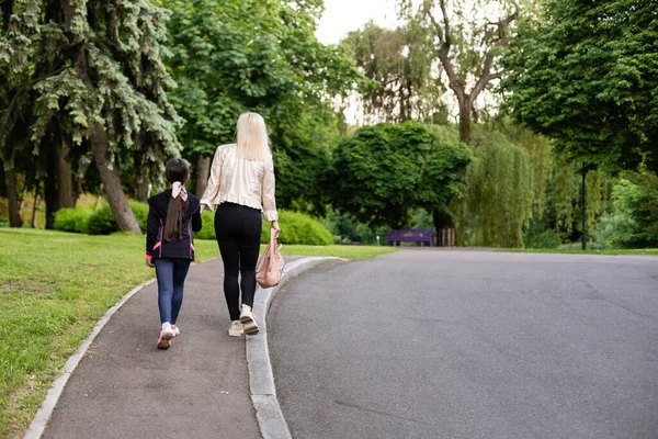 Mor tar med dotter till skolan. Bakifrån. — Stockfoto