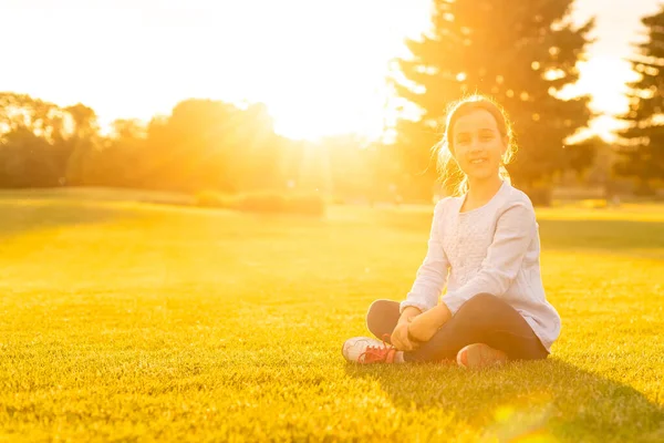 夕日の光の中で公園の白人の女の子 — ストック写真