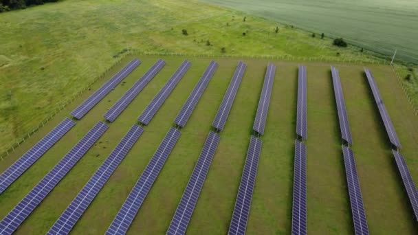 Vista aérea de paneles solares Granja de células solares con luz solar. Vuelo con drones sobre el campo de paneles solares, concepto de energía alternativa verde renovable. — Vídeos de Stock