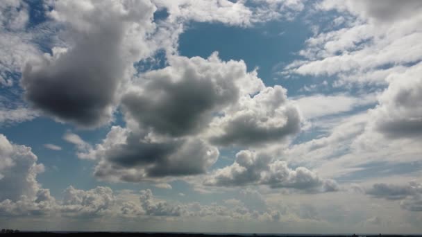 Wolken boven het veld luchtfotografie. — Stockvideo