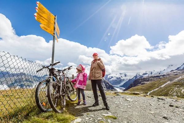 Anne ve genç kız Pistte bisiklet süren aile. — Stok fotoğraf
