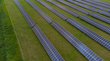 Güneş enerjisi istasyonunun hava manzarası, Güneş Çiftliği 'nin havadan görünüşü