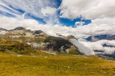 İsviçre Alpleri 'nin tepesindeki dağ katmanlarından oluşan bir manzara.