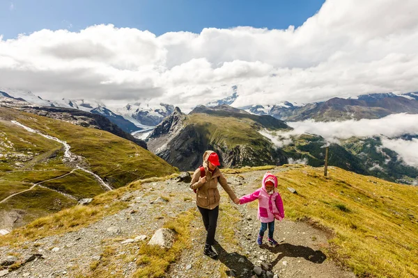 観光の女の子の母親と娘と山の景色 — ストック写真