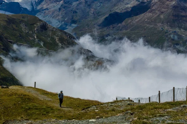 スイスアルプスの上から山の上から雲の層のパノラマ — ストック写真