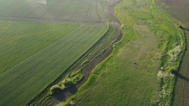 Kırsal alandaki büyük çöp yığınlarının hava görüntüleri. Çöp kamyonunun üzerinden uçup açık alanlara çöp atıyorlar. Küresel çevre kirliliği sorunu. Üst görünüm.