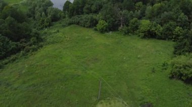 Göl kenarındaki tarım arazileri. İlkbahar Hava Görünümü