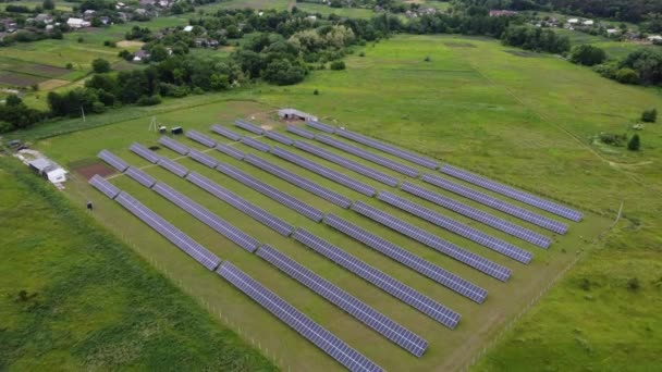 Widok z lotu ptaka na elektrownię słoneczną, Aerial Top View of Solar Farm — Wideo stockowe