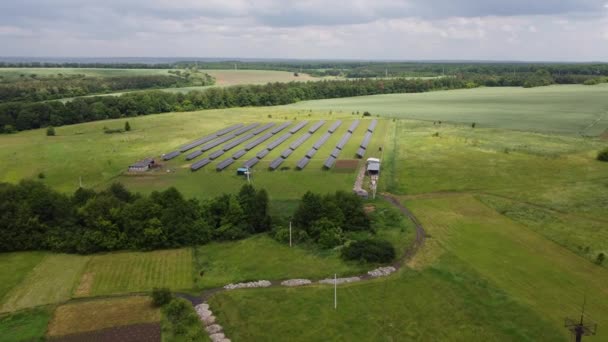 Güneş Panelleri 'nin hava görüntüsü güneş ışığı alan güneş pili. Güneş panelleri üzerinde İHA uçuşu, yenilenebilir yeşil alternatif enerji konsepti. — Stok video