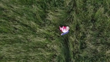 Gün batımında Amerikan bayrağını gururla taşıyan Amerikalı kadın, 4 Temmuz 'u kutluyor.