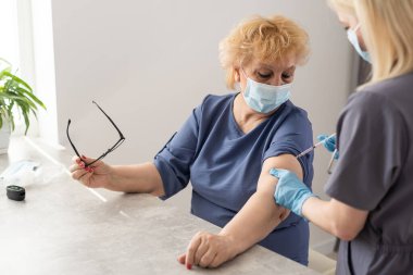 Bayan son sınıf öğrencisi domuz gribi aşısı oluyor.