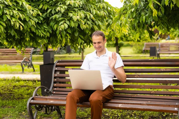 Tevreden zakenman werkt op laptop met draadloos internet — Stockfoto