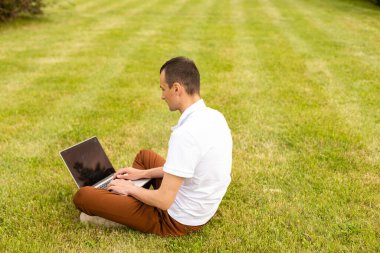 İnternet kablosuz internet üzerinden çalışan memnun iş adamı