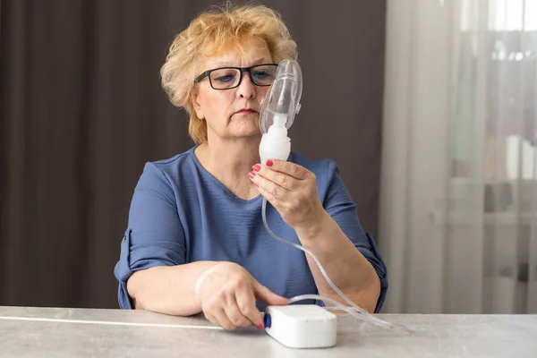 Giovane medico femminile in possesso di maschera di ossigeno su donne anziane pazienti faccia. — Foto Stock