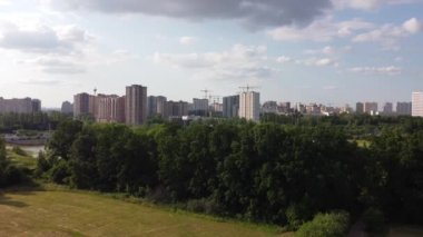 Şehir merkezinin alçak açılı insansız hava aracı görüntüsü. Şehir parkının hava çekim videosu