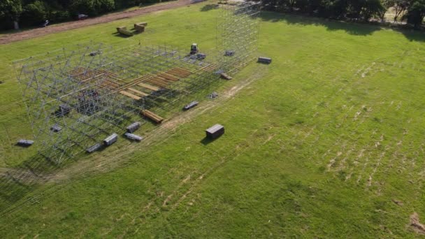 Installation d'une scène pour un concert dans le parc. Vue aérienne — Video