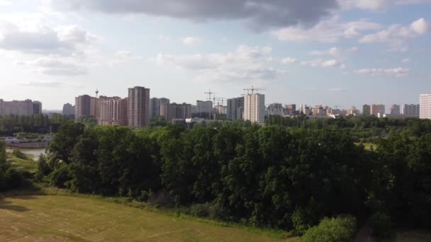 Low angle drone view of downtown. city park aerial filming video — Αρχείο Βίντεο