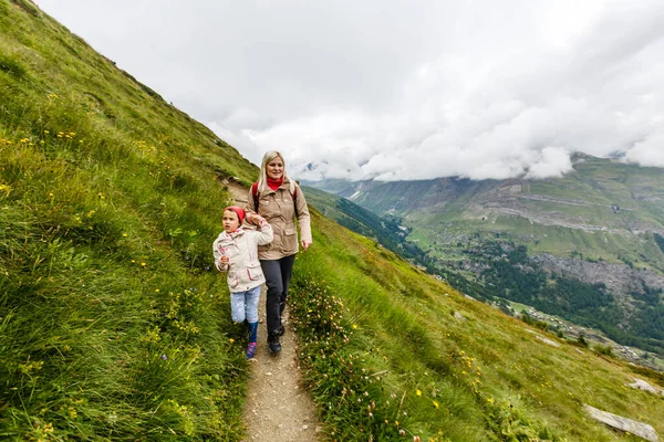 Mãe e a crianças que vão para um passeio no ambiente montês — Fotografia de Stock