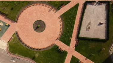 Parkın havadan çekim videosundaki patikalar, kare