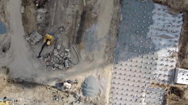 Work on the filling of the foundation at the construction of a new residential complex. — Stock Video