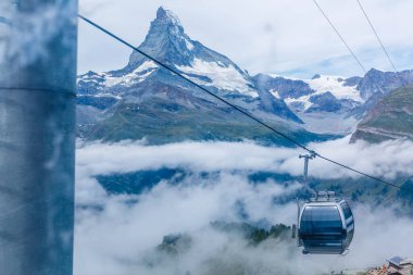 İsviçre, Zermatt yakınlarında Matterhorn Asansörü. İsviçre Alpleri, tren ve kayak asansörü.