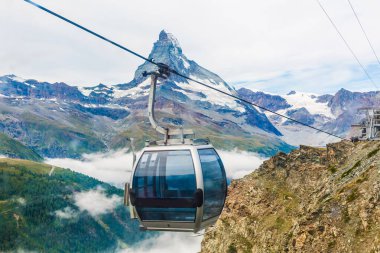 İsviçre, Zermatt yakınlarında Matterhorn Asansörü. İsviçre Alpleri, tren ve kayak asansörü.