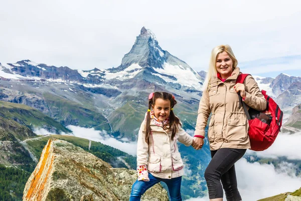 Bela jovem caminhadas em Alpes suíços com famoso monte Matterhorn no fundo. — Fotografia de Stock