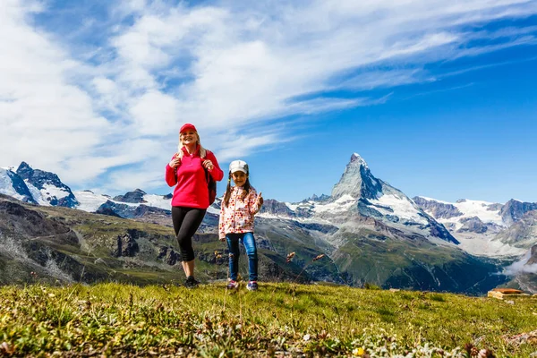 Família trekking, mãe e filha acampar — Fotografia de Stock