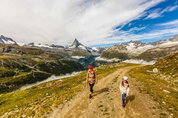 Família trekking, mãe e filha acampar — Fotografia de Stock