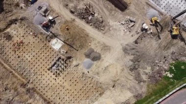 Şehrin inşaat alanının havadan panoramik görüntüsü.