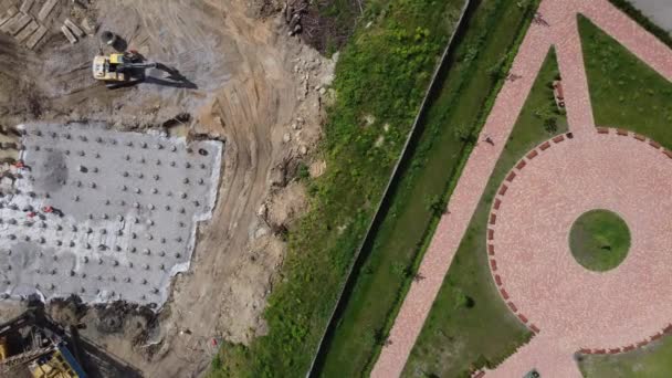 Fotografía aérea sobre el sitio de construcción. videovigilancia o inspección industrial — Vídeo de stock