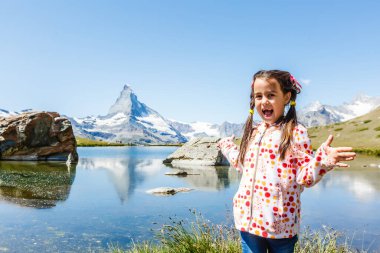 Dağın tepesinde küçük mutlu bir kız. Çocuklar dışarıda. ilham