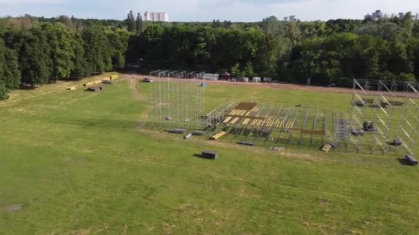 Installation of a stage for a concert in the park aerial filming video — Stock Video