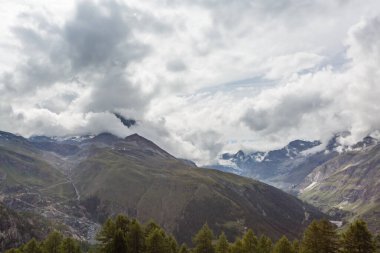 bulutlu panorama dağları, İsviçre