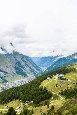 Dağlarda sabah, yağmurdan sonra bulutlar
