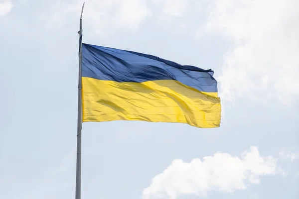 Ukraińska flaga na słupie nad pięknym niebem — Zdjęcie stockowe