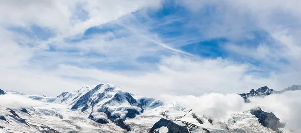 Panorama dello strato di nuvole dalla cima della montagna sopra le Alpi svizzere — Foto Stock