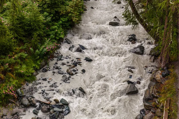 Fiume in valle di montagna con prato luminoso. Paesaggio estivo naturale — Foto Stock