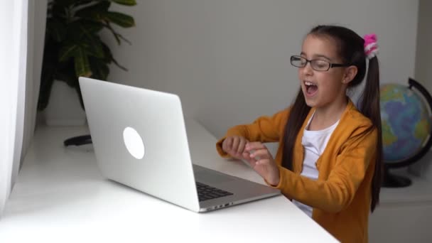 Dizüstü bilgisayar kullanan bir kız çocuğu dizüstü bilgisayarla çalışıyor.. — Stok video