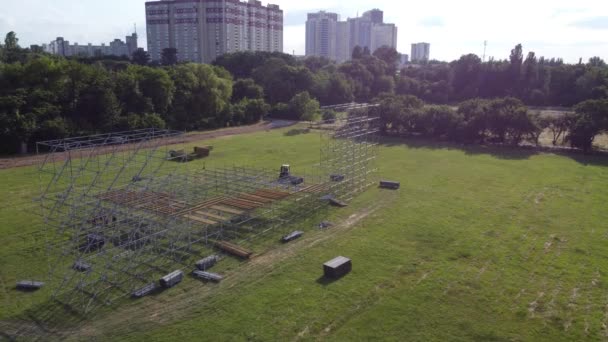 Installation einer Bühne für ein Konzert im Park Luftaufnahmen Video — Stockvideo