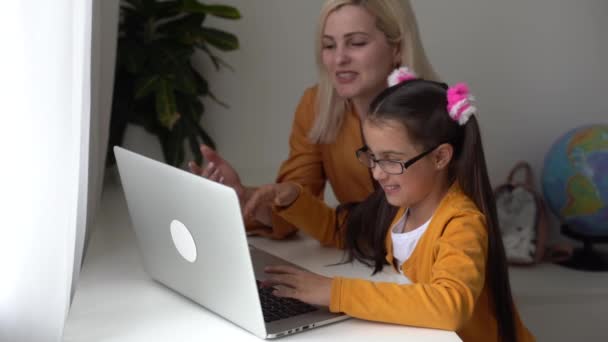 Madre e hijo en casa haciendo la tarea en línea — Vídeos de Stock