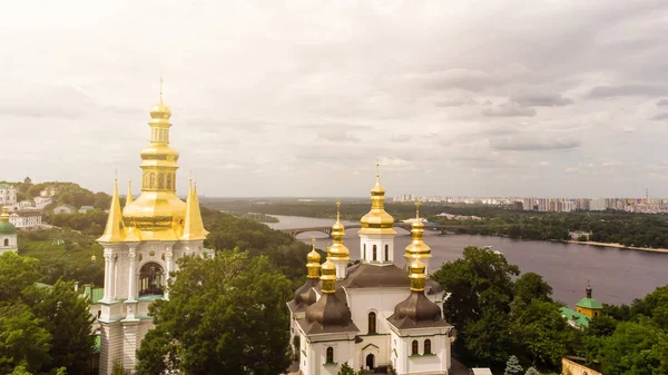 Kilátás Kijev Dnyepr folyó, Kijev-Pechersk Lavra kolostor. Kijev, Ukrajna. — Stock Fotó