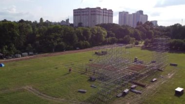 Parktaki bir konser için sahne kurulumu. Hava görünümü