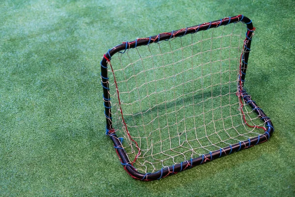 Oyuncak futbol sahası ve kapı, spor arka planı. — Stok fotoğraf