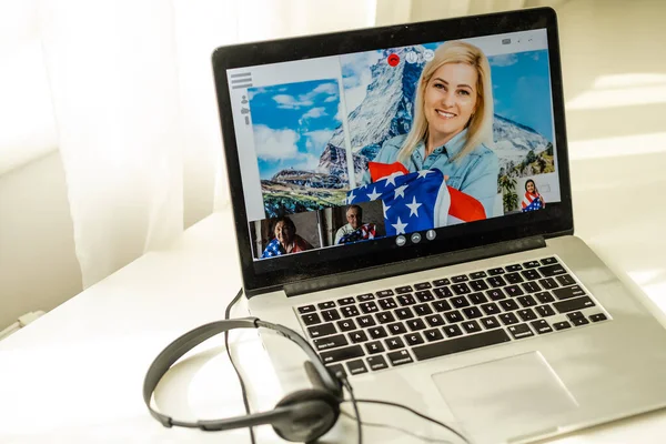 Bandera de EE.UU. y vídeo por ordenador portátil, videoconferencia — Foto de Stock