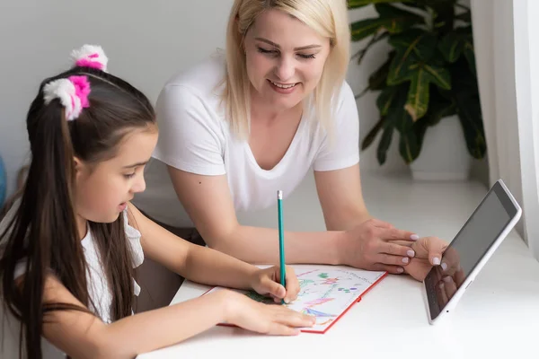 Immagine di madre e figlia con tablet pc — Foto Stock