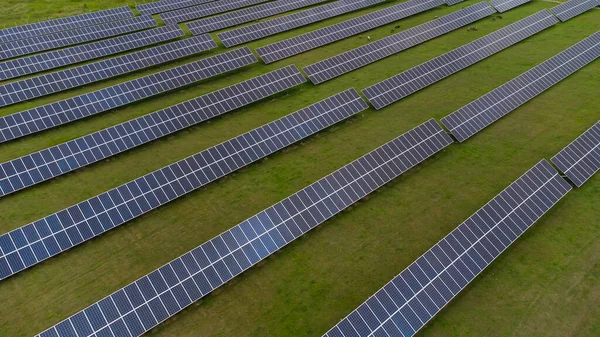 Güneş Panelleri 'nin hava görüntüsü güneş ışığı alan güneş pili. Güneş panelleri üzerinde İHA uçuşu, yenilenebilir yeşil alternatif enerji konsepti.