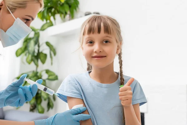 De arts maakt een kind vaccinatie — Stockfoto