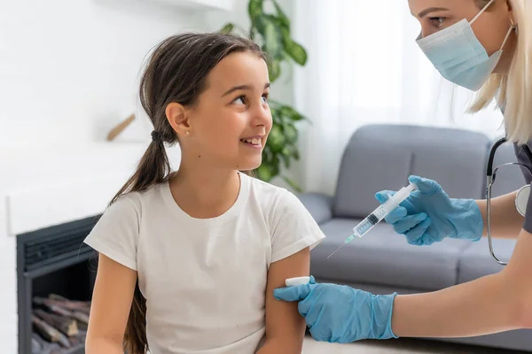 De arts maakt een kind vaccinatie — Stockfoto