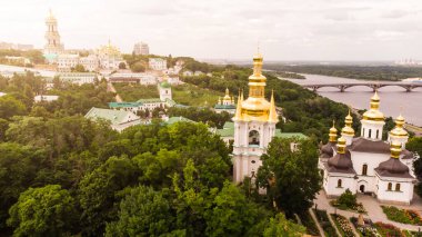 Kiev, Dinyeper nehri ve Kiev Pechersk Lavra veya Kyiv Pechersk Lavra, Kyievo-Pecherska lavrası